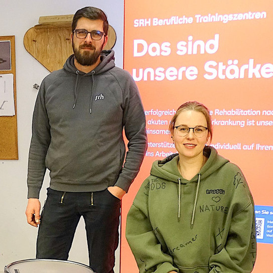Teilnehmerin des SRH Beruflichen Trainingszentrums Rostock sitzt an einem selbstgebauten Schlagzeug aus Eichenholz in traditioneller Fassbauweise.